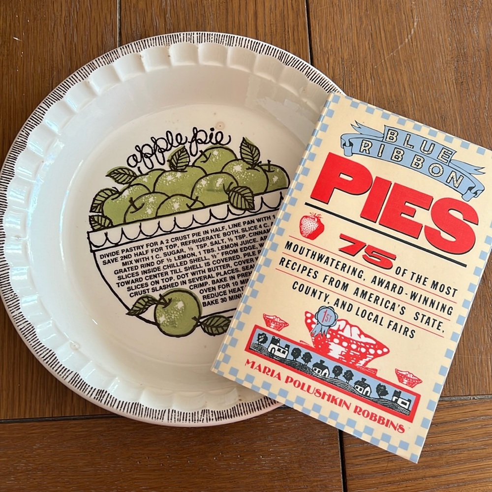 Vintage 1983 Country Harvest Apple Pie Dish & 1987 Blue Ribbon Pie Recipe Book